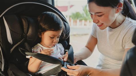Famiglia in auto con bambini in sicurezza