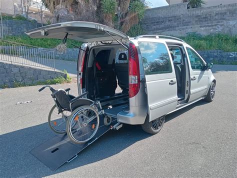 Automobile con pianale ribassato per disabili