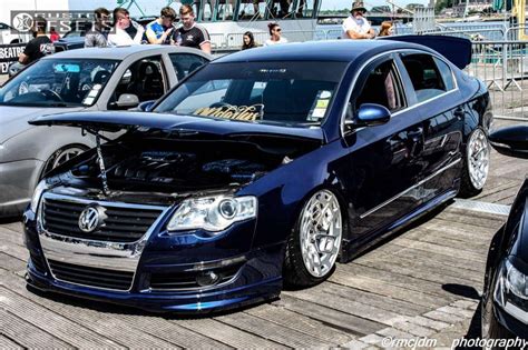 Volkswagen Passat 2007 con fari accesi