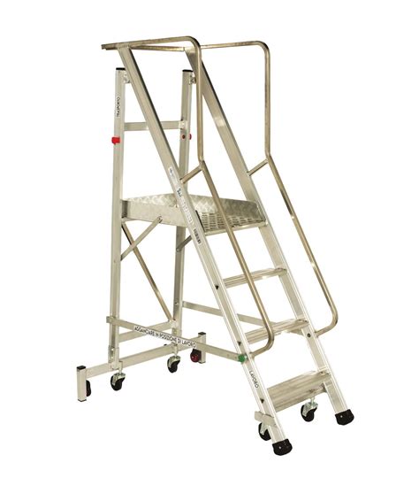 Persona che controlla una scala portatile prima dell'uso