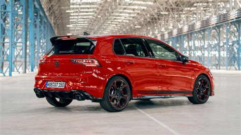 Volkswagen Golf GTI Edition 50 con cerchi neri e tetto a contrasto
