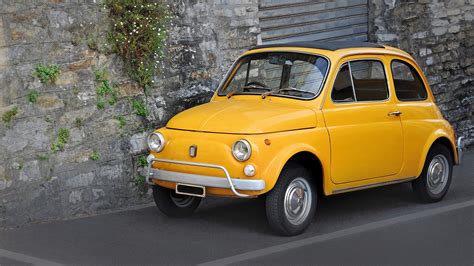 immagini di automobili usate e nuove, che evidenziano la necessità di una nuova assicurazione