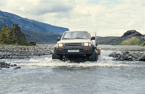 Veicolo 4x4 che attraversa un fiume in Islanda