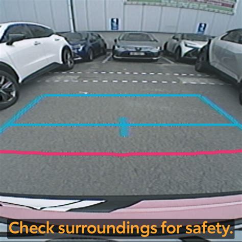 Toyota C-HR in fase di parcheggio con telecamera posteriore attiva