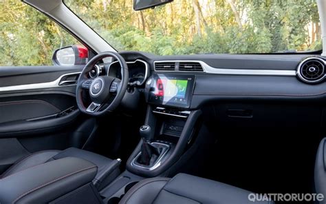 Interni della MG ZS Hybrid+ con focus sul display centrale e il cruscotto digitale