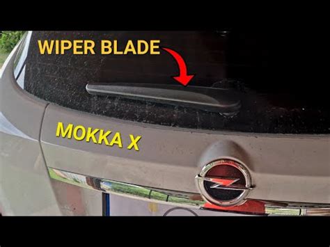 Opel Mokka X posteriore con tergicristallo in azione