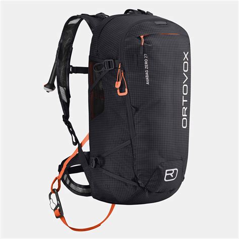 Sciatori in montagna con zaini airbag