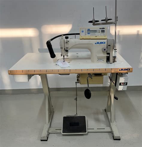 Dettaglio di una macchina da cucire lineare Juki con motore Direct Drive