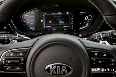 Schermata del cruscotto Kia Niro che mostra le palette per la frenata rigenerativa