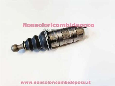 dettaglio ravvicinato di un cilindretto frizione nuovo con tubi idraulici