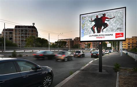 Schermo cinematografico con spot pubblicitario