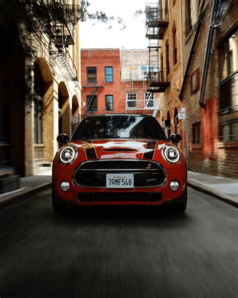 Mini Cooper in ambiente urbano