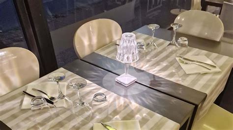 Interno del ristorante Wok Il Panda con tavoli apparecchiati