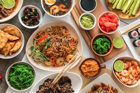 Varietà di piatti asiatici esposti nel buffet