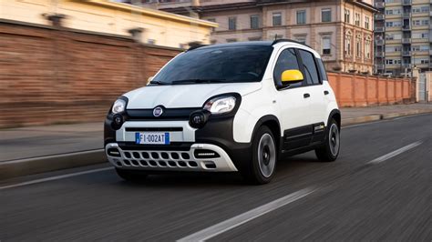 Fiat Panda con ruota forata a bordo strada