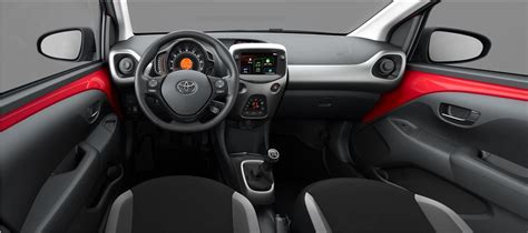 Dettaglio volante e cruscotto Toyota Aygo prima serie