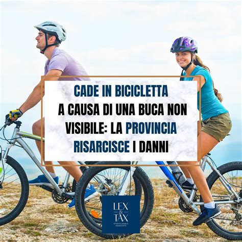 Ciclista che effettua manutenzione alla sua bicicletta