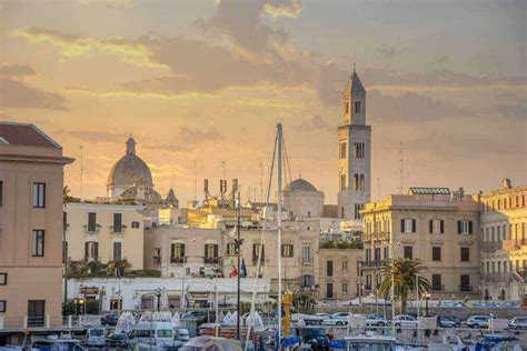 Panorama urbano di Bari con edifici moderni e attività commerciali