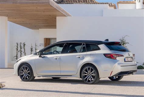 Toyota Corolla Touring Sports frontale aggressivo