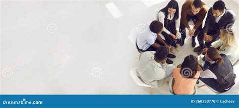 Gruppo di persone che negoziano un acquisto