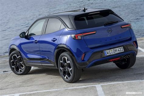 Dettaglio del frontale della Opel Mokka X