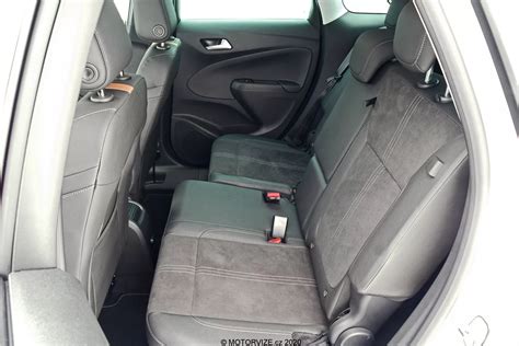 Interni della Opel Crossland X con focus sul bagagliaio