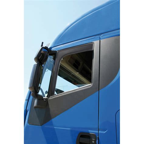 Camion Volvo FH con deflettori d'aria sui finestrini