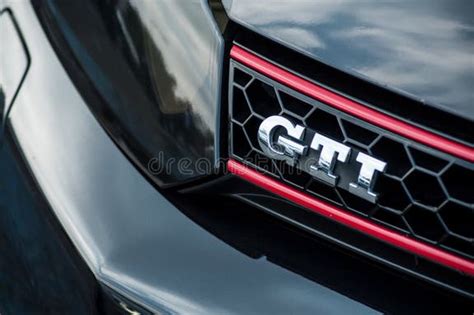 Dettaglio del logo GTI su una Golf