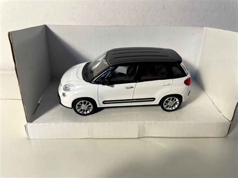 Fiat 500L bianca con tetto panoramico nero