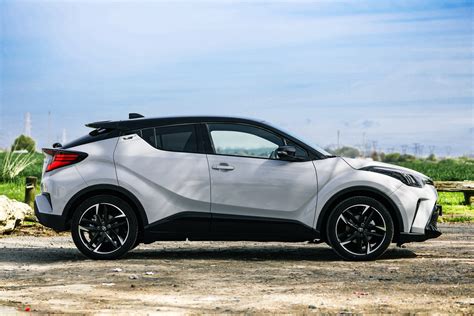 Vista laterale della Toyota C-HR GR SPORT con cerchi da 19 pollici