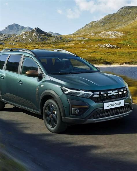 Interni di un SUV moderno con ampio spazio posteriore