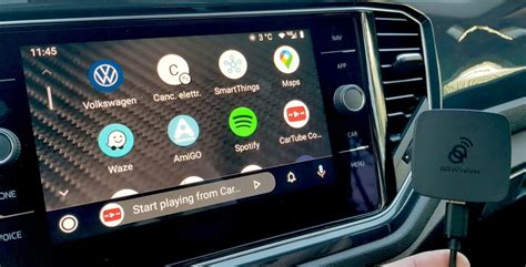 Smartphone collegato al display dell'auto