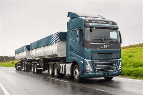 Volvo FH Blu e Bianco in azione