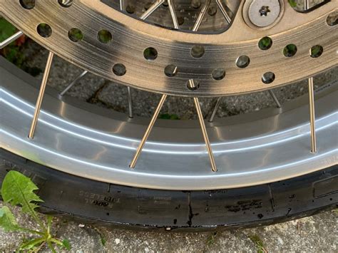 Moto con cerchioni a raggi lucidi
