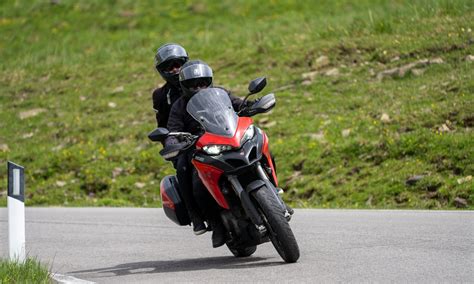 Motociclista che pulisce i raggi