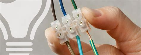 Ispezione dei collegamenti elettrici corroso