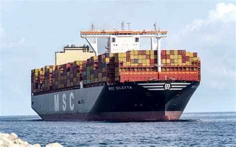 Navi portacontainer cariche di automobili