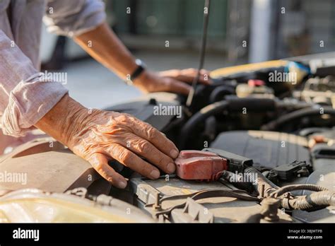 Tecnico che ripara il cielo di un'auto