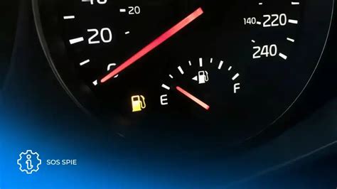 Cruscotto auto con spia riserva carburante accesa