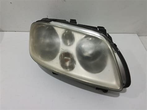 Retro gruppo ottico Volkswagen Touran con copertura rimossa