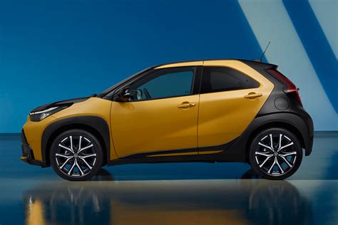 Dettaglio del frontale della Toyota Aygo X con accenti di colore