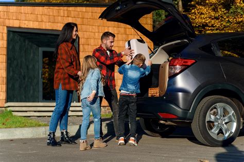 Famiglia che carica bagagli su un SUV a 7 posti