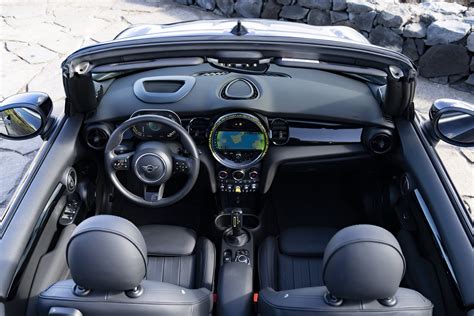 Interno di una Mini Cooper con autoradio