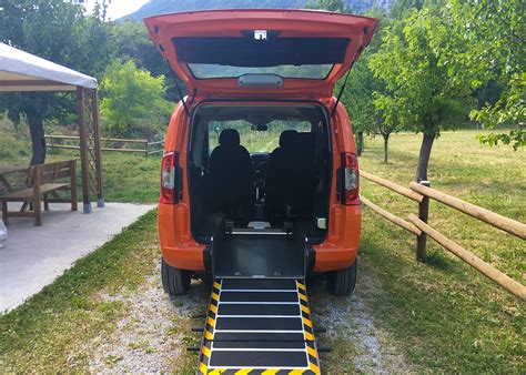 Fiat Doblò con rampa abbassata e persona in carrozzina