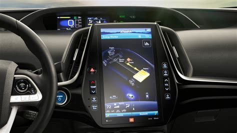 Interni Toyota Prius con grande schermo centrale