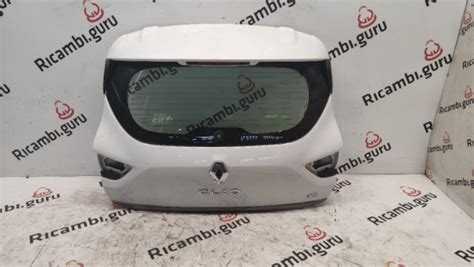 Dettaglio del logo E-Tech sul portellone posteriore della Renault Clio