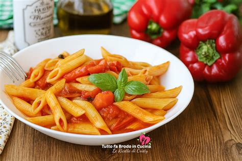primo piano di un piatto bianco coup con cibo colorato