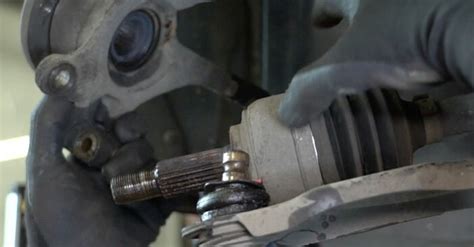 Utilizzo di uno scalpello per rimuovere la pista del cuscinetto