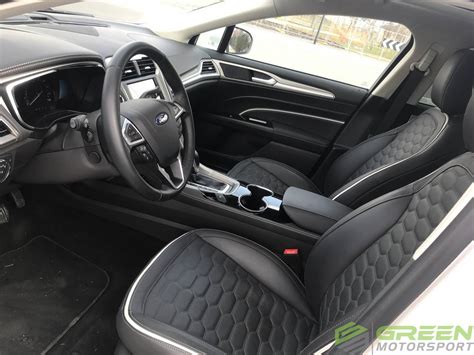 Interni Ford Mondeo Vignale con sedili in pelle e cuciture a contrasto