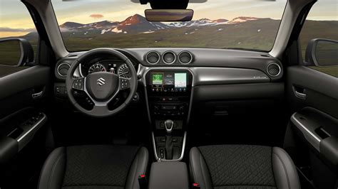 Interni Suzuki Vitara con focus sul cruscotto